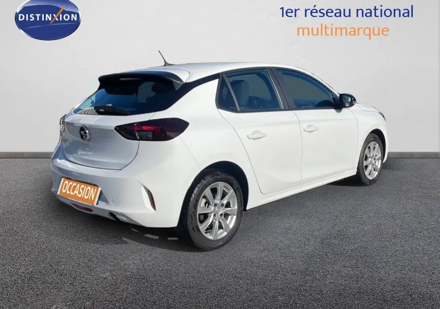 Opel Corsa blanc glacier vue 3/4 arrière droit, compacte cinq portes avec jantes alliage et vitres teintées.