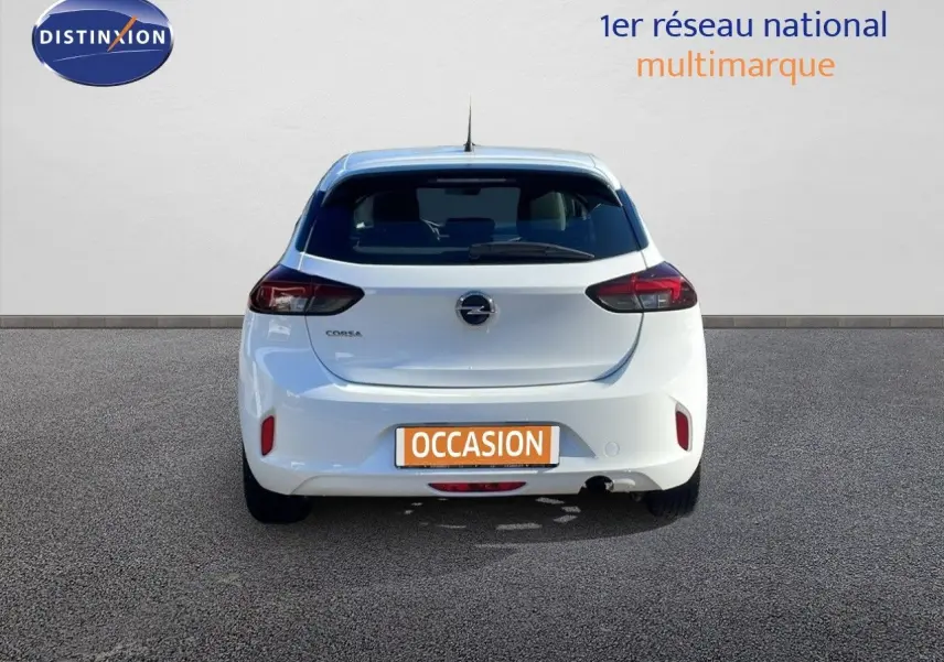 Vue arrière d'une Opel Corsa blanche glacier 2022 avec feux arrière sombres et plaque d'occasion visible.