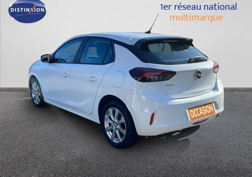 Opel Corsa blanc glacier vue 3/4 arrière côté gauche, avec jantes alliage et feux arrière foncés.