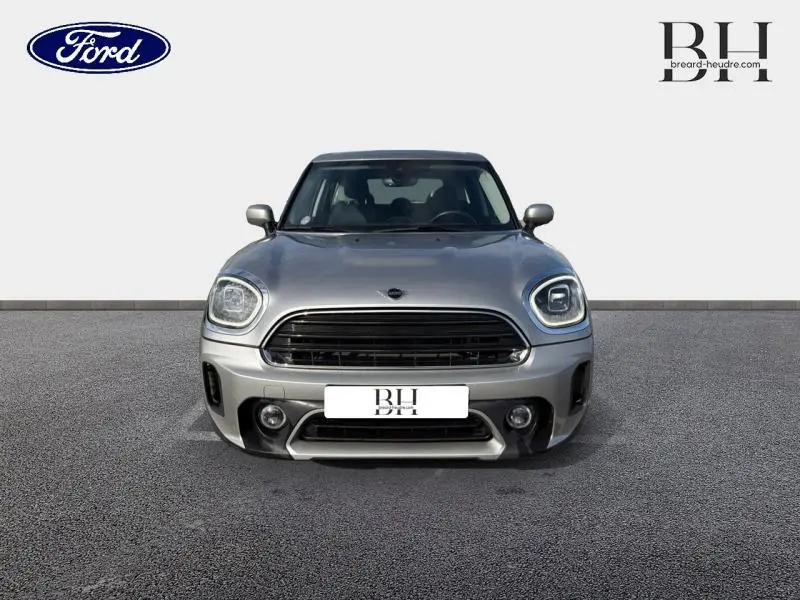 Vue de face du MINI COUNTRYMAN Cooper 136ch Essential 2023 en Melting Silver III avec calandre chromée et phares LED carrés.