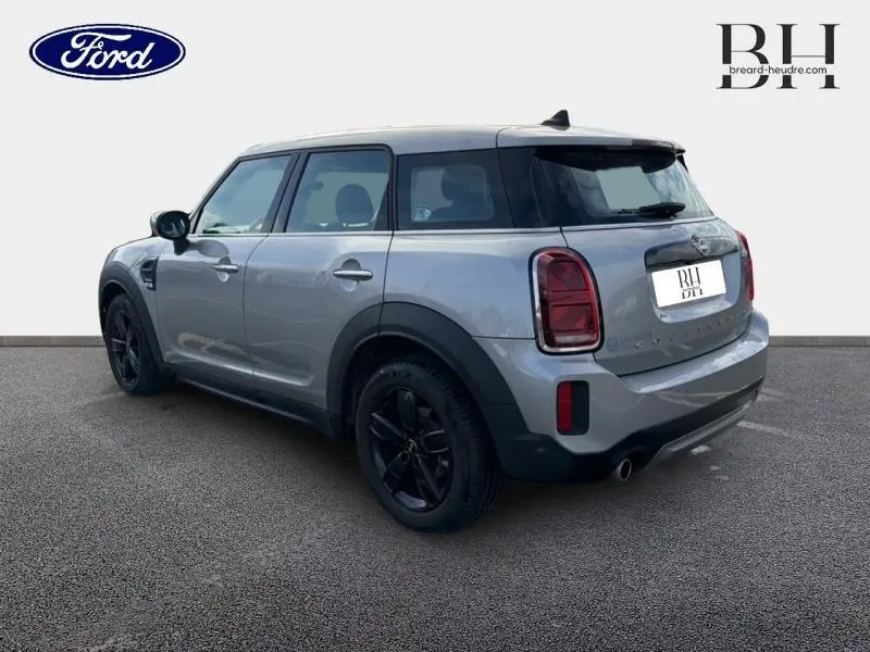 Vue 3/4 arrière droite d'une MINI Countryman 2023 Melting Silver III avec jantes noires et feux arrière LED.