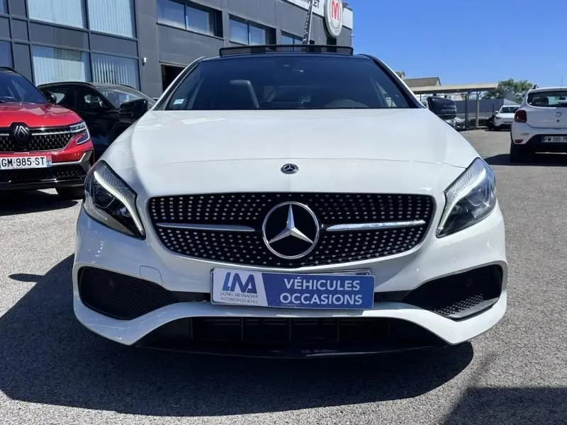 Vue avant d’une Mercedes Classe A 200 d Fascination blanche de 2017 avec calandre diamant et plaque « Véhicules Occasions ».