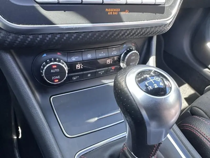 Gros plan sur le levier de vitesses manuel et la console de climatisation d’une Mercedes Classe A 200 d Fascination blanche de 2017.