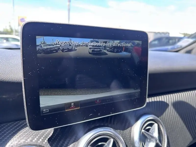 Écran central montrant la caméra de recul dans une Mercedes Classe A 200 d Fascination blanche, vue intérieure avant.