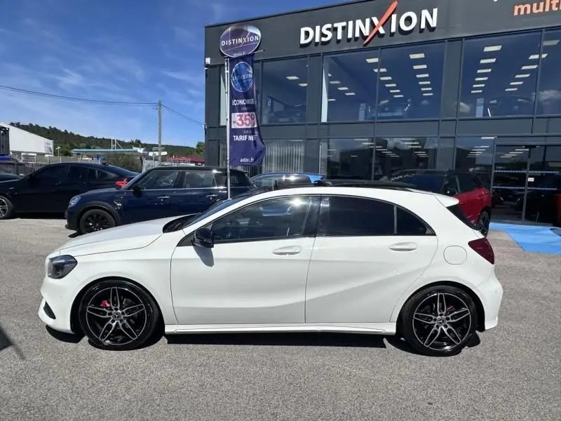 Vue de profil côté gauche d'une Mercedes Classe A 200 d Fascination blanche, avec jantes alliage noires et vitres teintées.