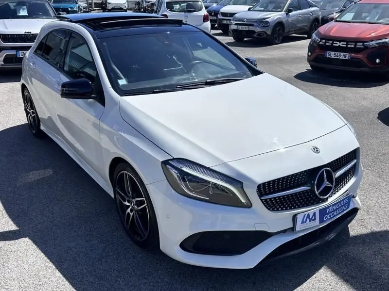 Mercedes Classe A 200 d Fascination blanc vue 3/4 avant droit avec calandre sport et jantes noires en alliage.