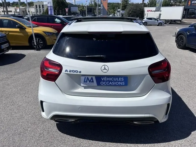 Vue arrière d'une Mercedes Classe A 200 d Fascination blanche de 2017 avec vitres teintées et double sortie d'échappement.