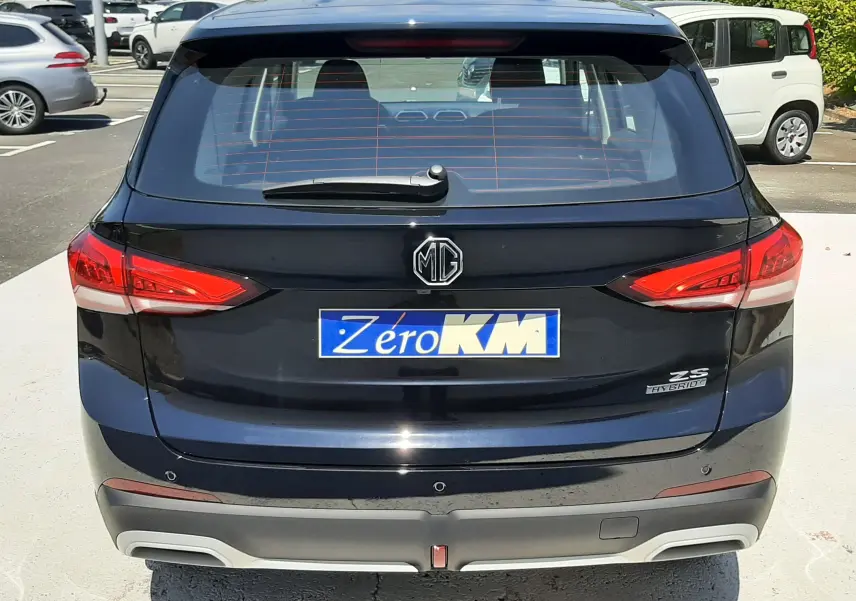Vue arrière du MG ZS 1.5L Hybrid+ 2026 en Pebble Black Metal avec feux LED et logo MG bien visibles.