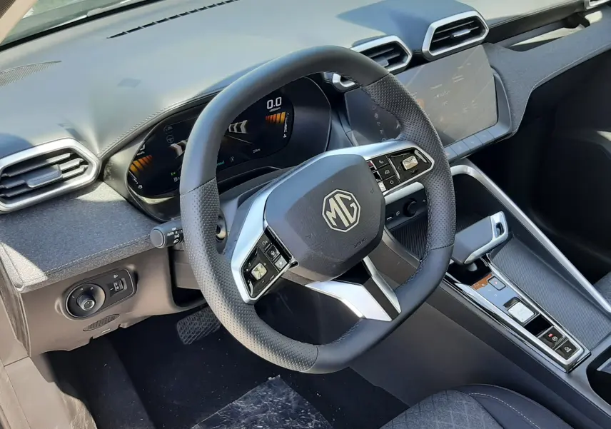 Vue intérieure côté conducteur du MG ZS 2026, volant multifonction noir, tableau de bord numérique et console centrale moderne.