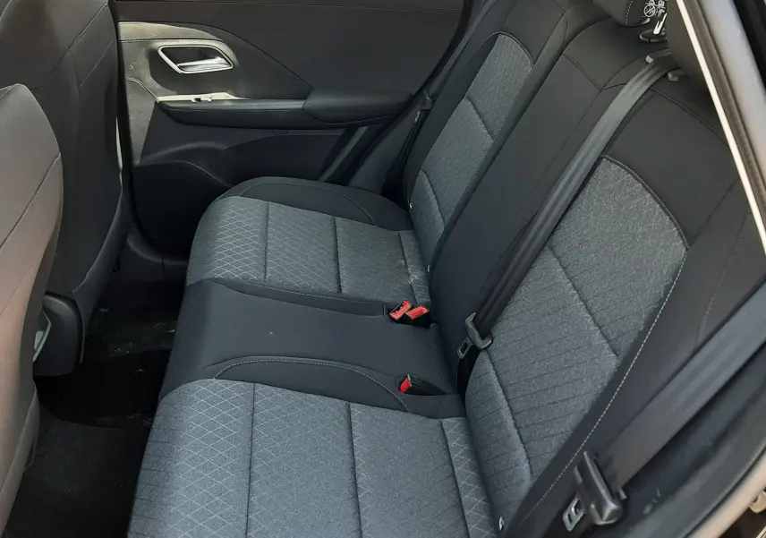 Vue intérieure côté gauche des sièges arrière en tissu gris et noir du MG MOTOR ZS 1.5L HYBRID+ 197CH STANDARD 2026.
