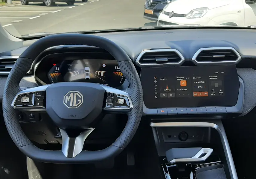 Vue intérieure du tableau de bord et volant du MG Motor ZS 1.5L Hybrid+ 2026 en noir avec écran tactile et commandes intégrées.