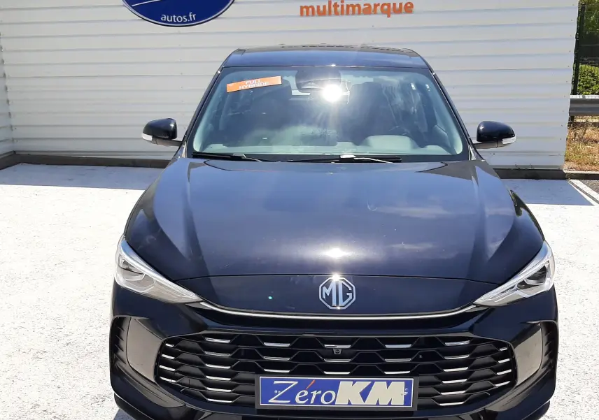 Vue de face du MG ZS 1.5L Hybrid+ 197ch en Pebble Black Metal avec calandre noire et logo MG visible.