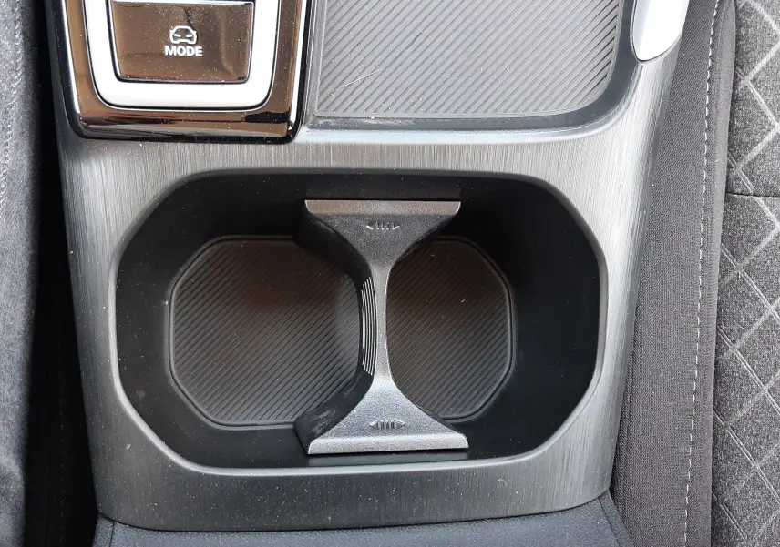 Gros plan intérieur sur le porte-gobelets et commandes noires au centre de la console du MG Motor ZS hybride 2026.