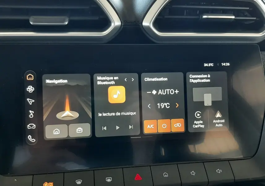 Écran tactile central du MG ZS 2026 en Pebble Black, affichant navigation, musique Bluetooth et climatisation à 19°C.