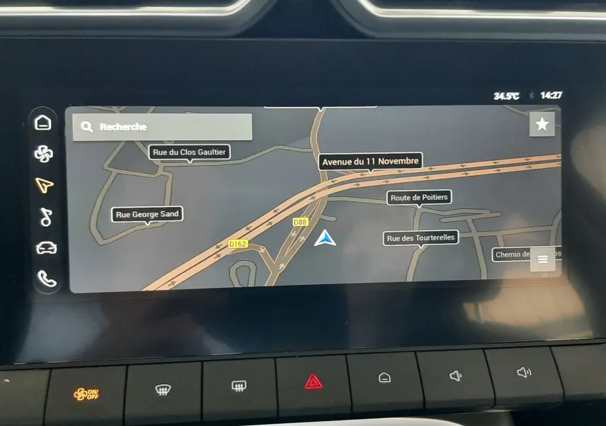 Écran tactile central du MG ZS Pebble Black 2026 montrant la navigation GPS avec commandes climatisation en dessous.