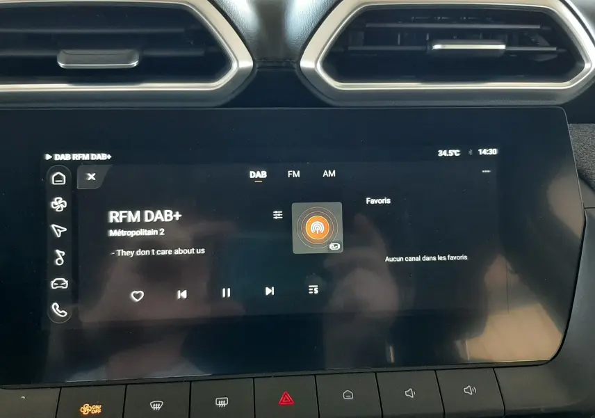 Vue rapprochée de l’écran tactile central et des commandes du tableau de bord du MG ZS Pebble Black 2026.
