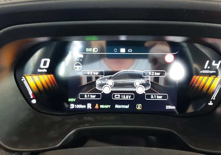 Tableau de bord numérique du MG MOTOR ZS 1.5L HYBRID+ 2026 affichant la pression des pneus et l'état de la batterie.
