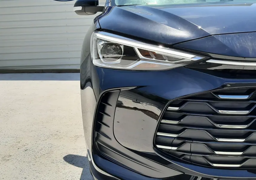 Vue avant gauche du MG ZS 2026 Pebble Black Metal, mettant en valeur son phare LED et sa calandre distinctive.