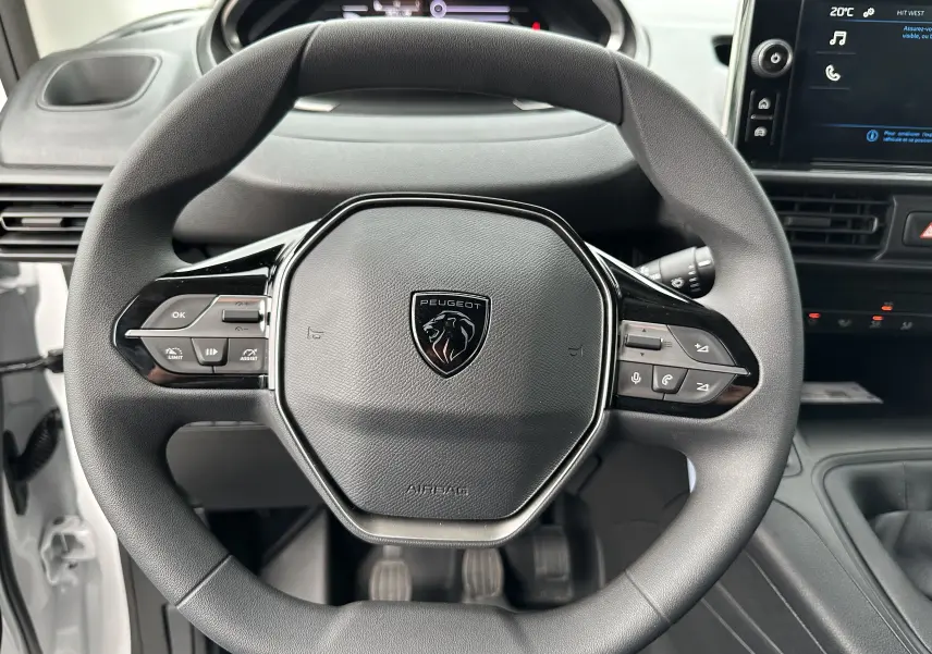 Volant multifonction noir du Peugeot Partner Fourgon BlueHDi 100ch M 2024, avec tableau de bord et écran tactile visibles.