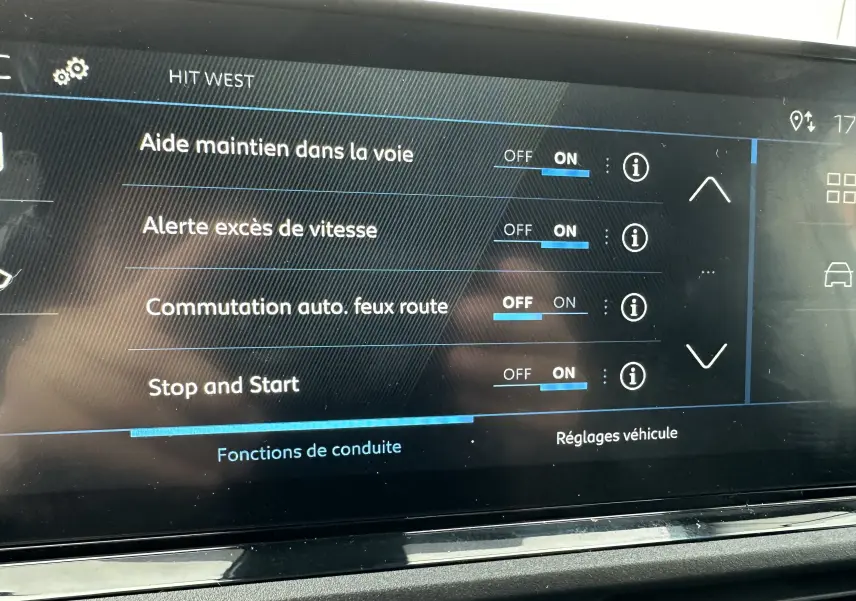 Écran tactile intérieur du Peugeot Partner Fourgon blanc 2024 montrant les réglages d'aides à la conduite activés.