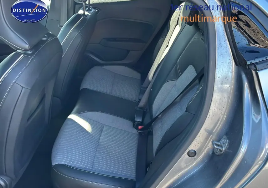 Vue côté droit de la banquette arrière gris pizarra et noir de la Renault Clio V 1.0 TCe 90 Techno 2024.