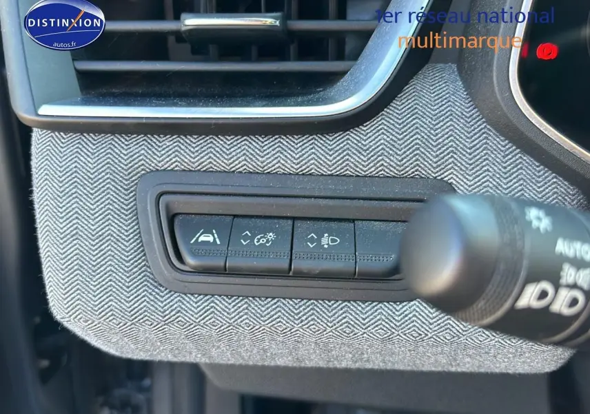 Gros plan sur les commandes d'assistance au conducteur dans l'habitacle gris à motif chevron de la Renault Clio V 2024