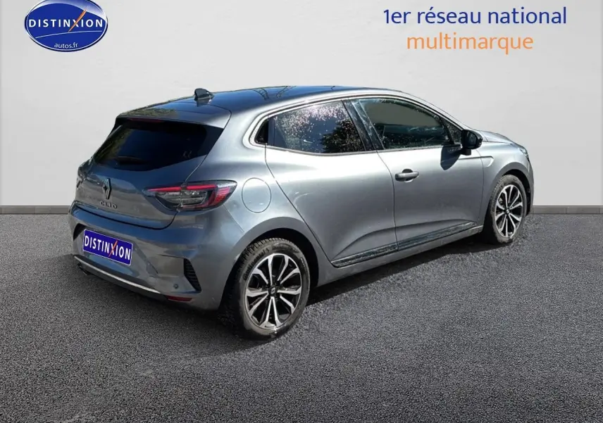 Renault Clio V gris pizarra vue 3/4 arrière droit avec jantes alliage noires et vitres surteintées.