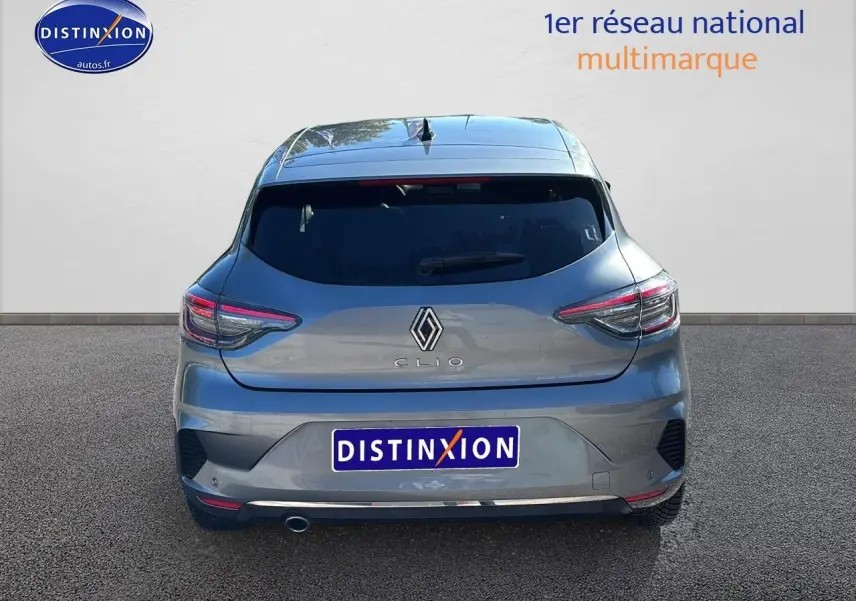 Vue arrière d'une Renault Clio V gris pizarra avec feux LED et pot d'échappement chromé visible.