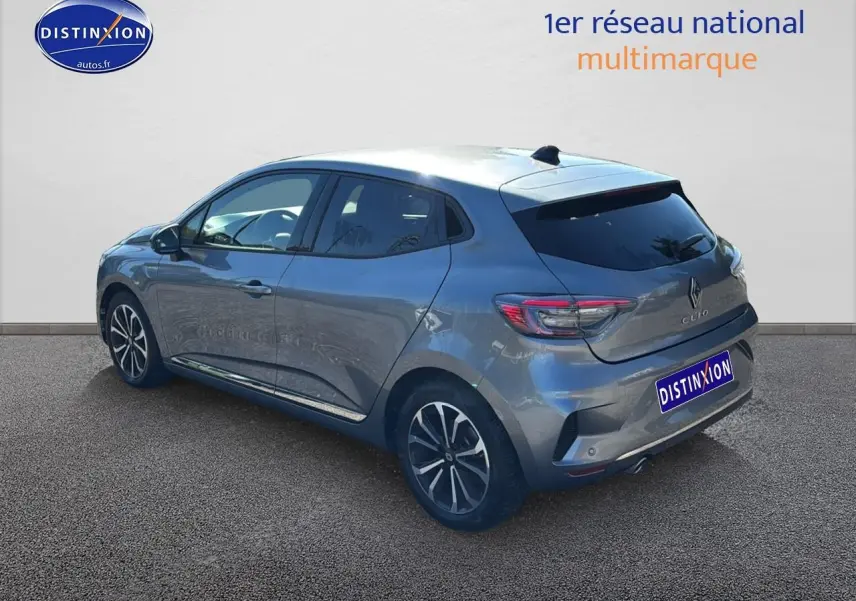 Renault Clio V gris pizarra vue 3/4 arrière droit avec jantes alliage et vitres arrière surteintées.