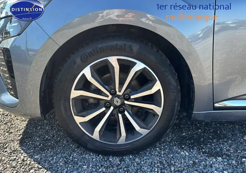 Gros plan sur la jante alliage 16 pouces boavista black et la roue côté avant gauche de la Renault Clio V gris pizarra.