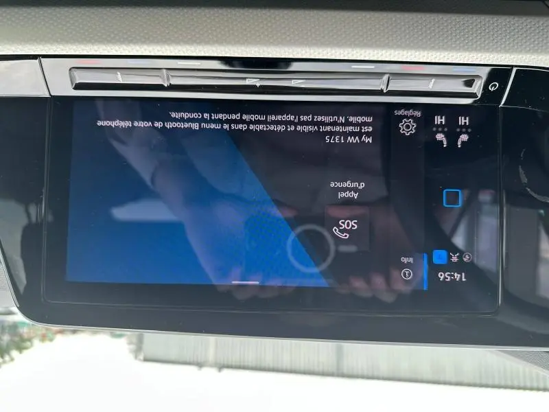 Écran tactile central du tableau de bord de la Volkswagen Golf 1.5 eTSI Style 2024 affichant les réglages de climatisation et appel d'urgence.