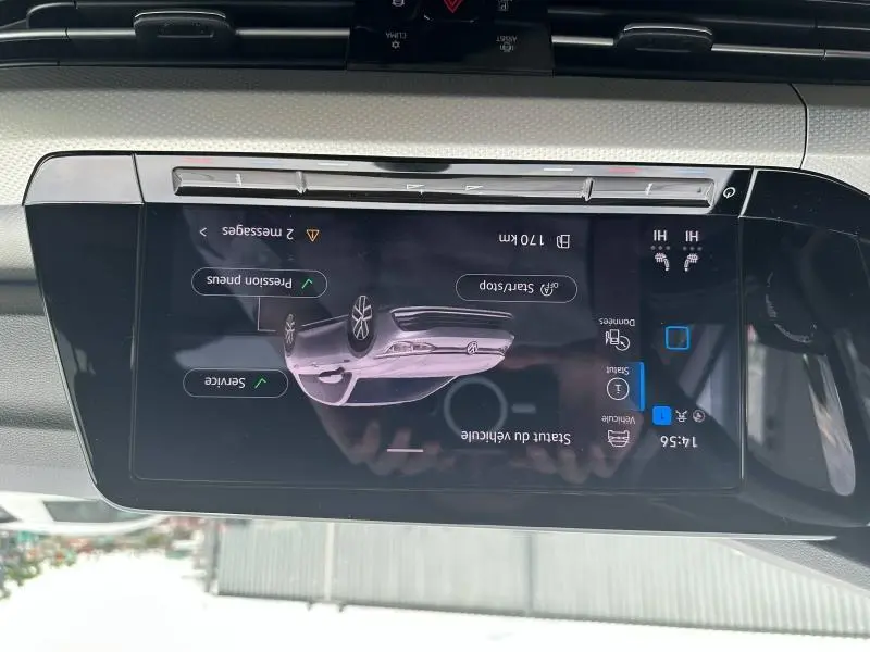 Écran tactile central affichant l'état du véhicule Volkswagen Golf noir intense nacrée, vue intérieure.