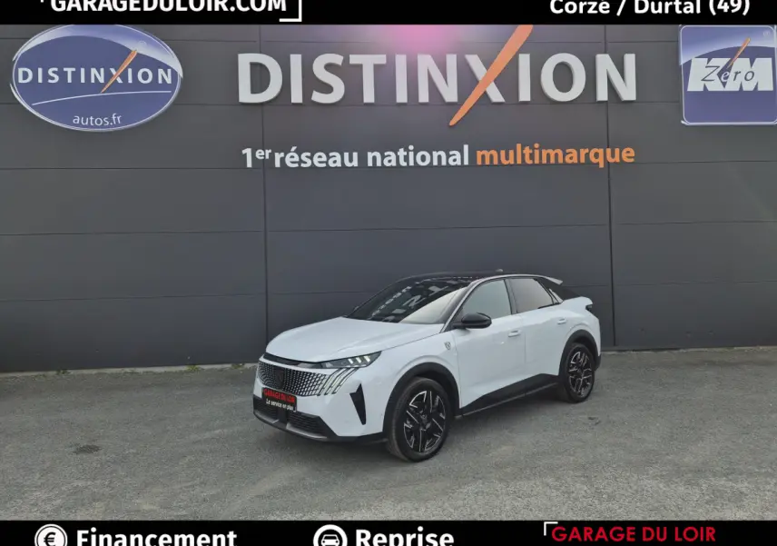 Vue 3/4 avant d'un Peugeot 3008 blanc avec toit noir et jantes noires, devant un mur gris avec logo Distinxion.