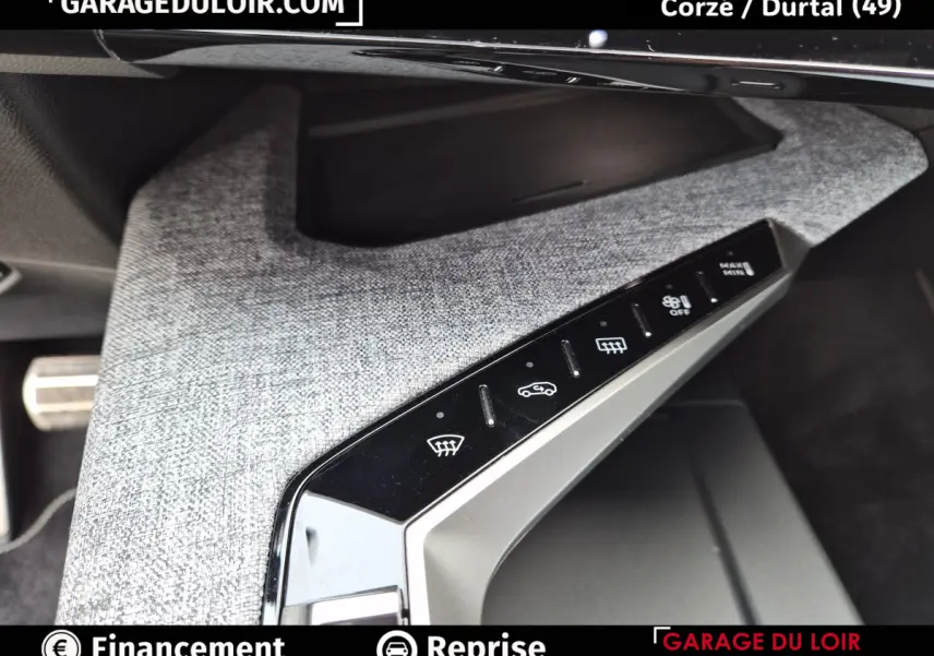 Gros plan sur la console centrale grise texturée avec commandes tactiles noires du Peugeot 3008 blanc 2025.