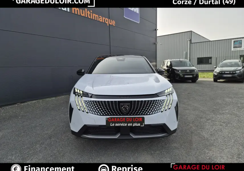 Vue avant d’un Peugeot 3008 blanc hybride 2025 avec calandre distinctive et feux LED verticaux allumés.