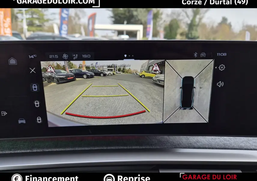 Écran tactile intérieur montrant la caméra de recul et la vue 360° du Peugeot 3008 blanc en stationnement.
