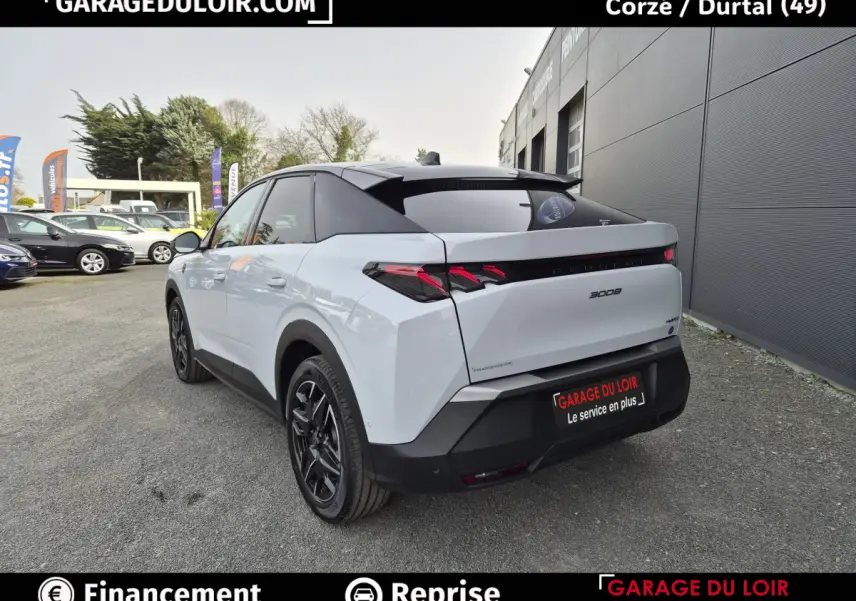 Vue 3/4 arrière droite d'un Peugeot 3008 blanc 2025 avec feux LED et toit noir contrasté.