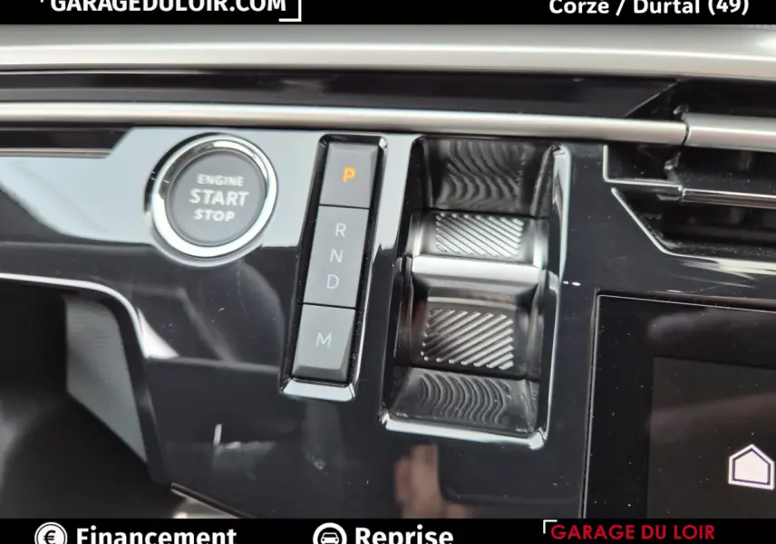 Détail de la console centrale noire brillante du Peugeot 3008 blanc, avec bouton Start/Stop et commandes de boîte automatique.