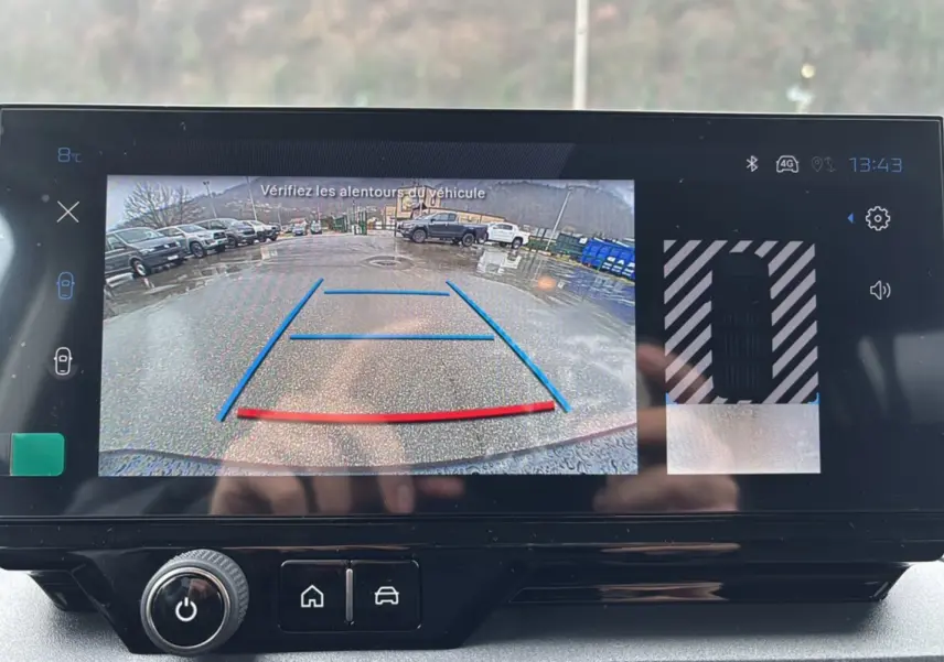 Écran tactile du tableau de bord du Peugeot Rifter gris Artense montrant la caméra de recul en marche.