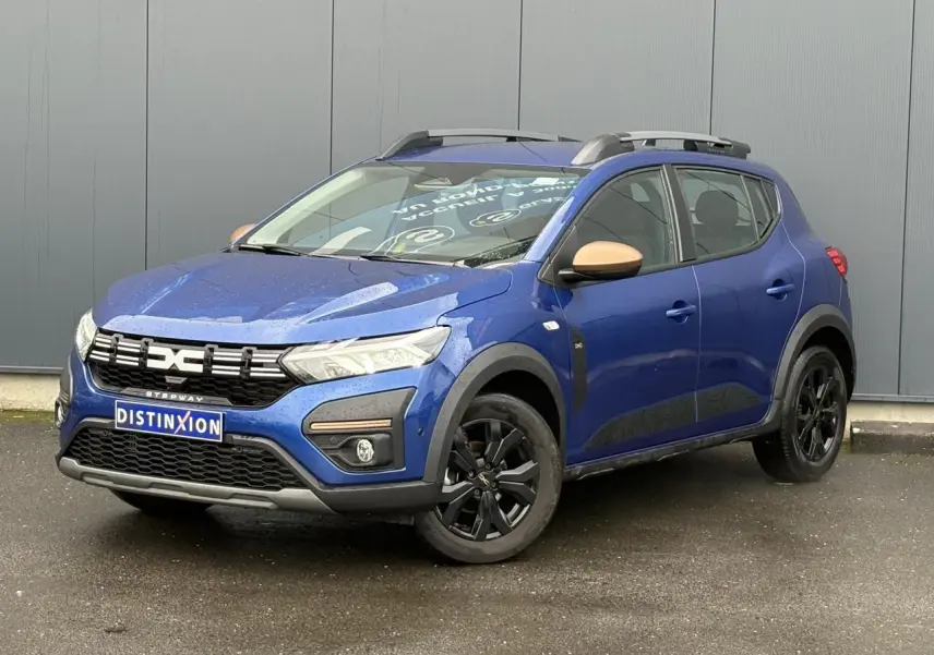 Dacia Sandero Stepway Bleu Iron vue 3/4 avant droit avec jantes noires et coques de rétroviseur cuivrées