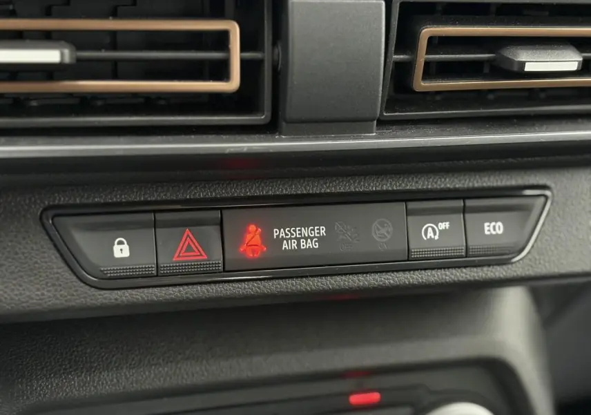 Gros plan sur la console centrale du Dacia Sandero Stepway Bleu Iron, avec boutons de sécurité et mode ECO.
