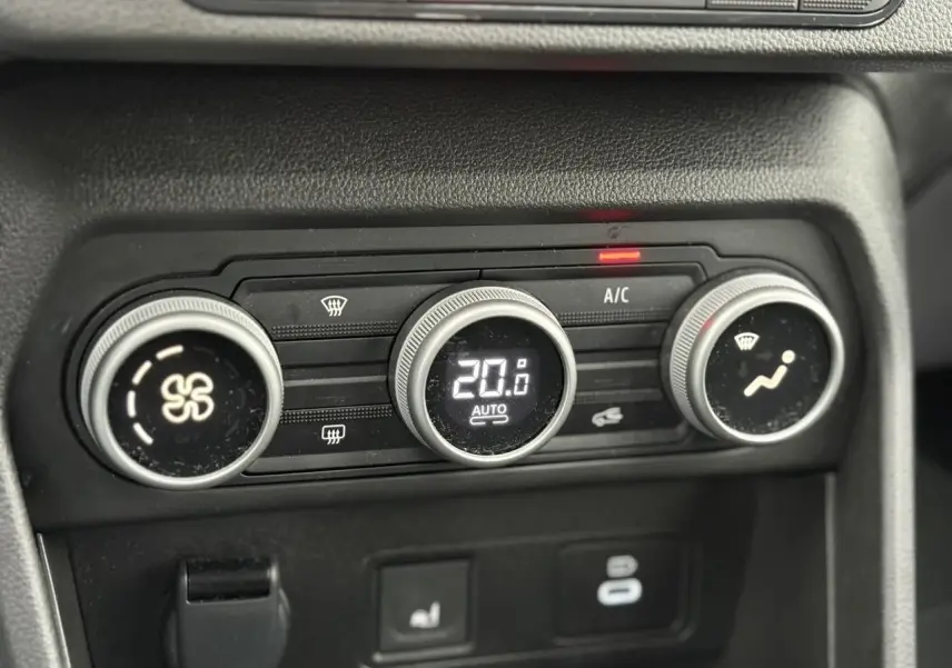 Gros plan sur les commandes de climatisation automatique de la Dacia Sandero Stepway, affichant 20°C.