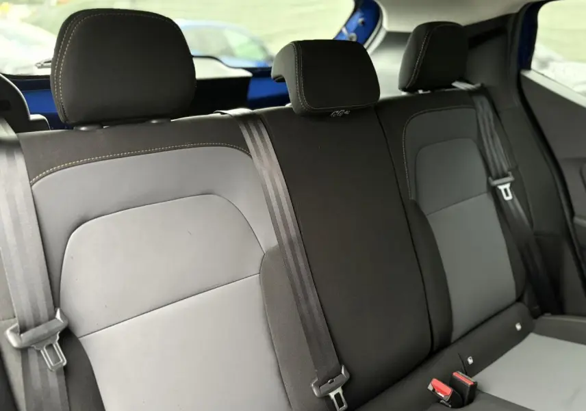 Vue intérieure sur la banquette arrière noire et grise de la Dacia Sandero Stepway 2025, avec ceinture de sécurité visible.