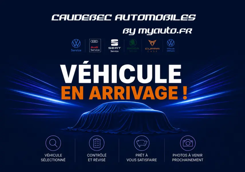 Silhouette d’un véhicule Volkswagen T-Roc couverte d’un drap bleu, vue de profil sur fond sombre.