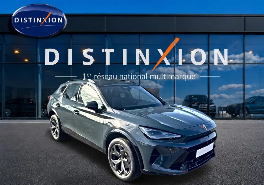 SUV CUPRA Formentor bleu fjord en 3/4 avant droit, avec jantes 18 pouces et calandre distinctive noire.