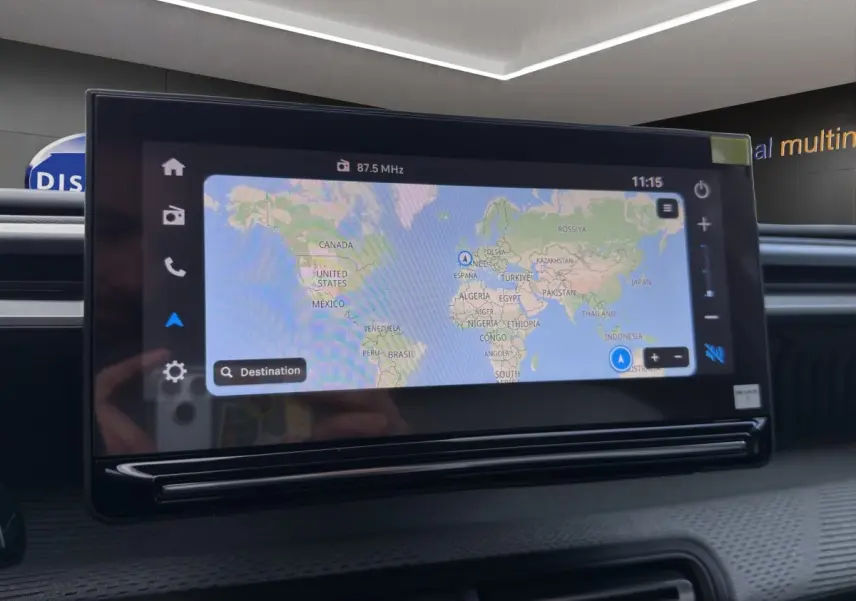 Écran tactile central affichant la navigation 3D dans l'habitacle d'une Citroën C3 Hybride rouge, vue intérieure.