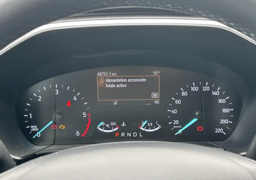 Tableau de bord du Ford Kuga gris solaire 2020, affichage numérique avec compte-tours et vitesse, vue frontale rapprochée.