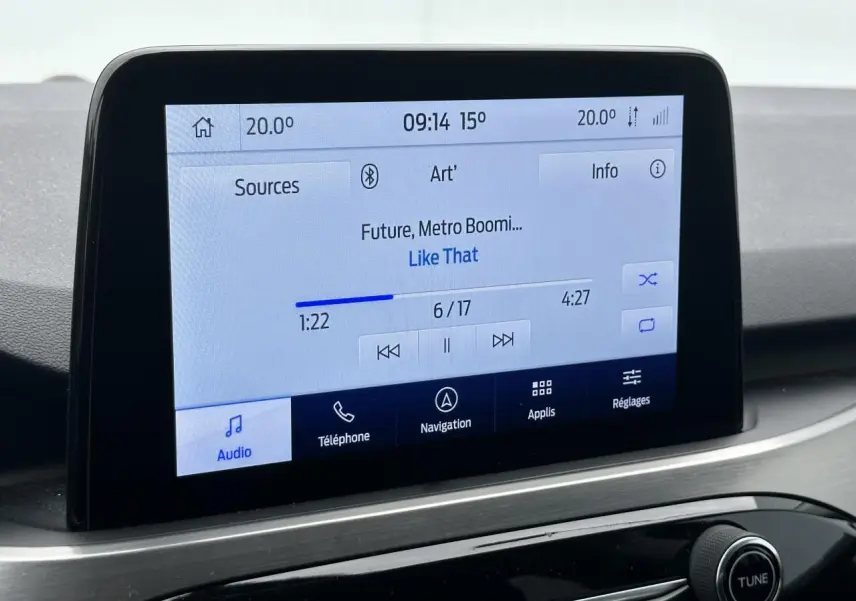 Écran tactile central du Ford Kuga 2020 affichant la lecture musicale et les options de navigation en intérieur.