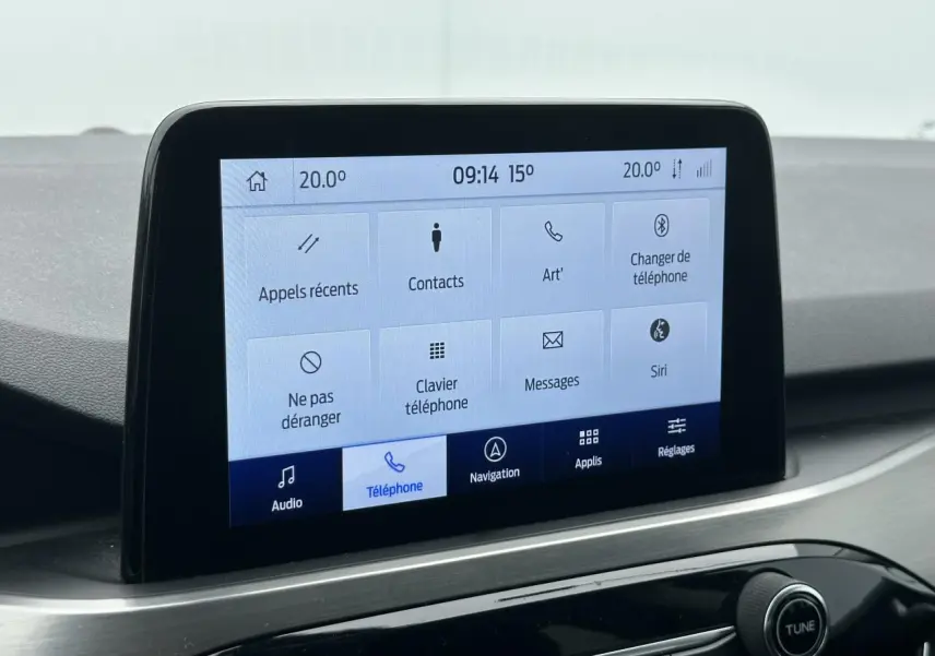 Écran tactile central du Ford Kuga gris solaire 2020 affichant le menu téléphone avec options récentes et contacts.