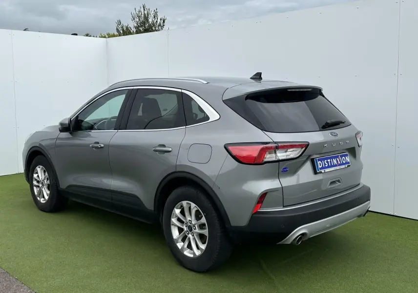 Ford Kuga gris solaire vue 3/4 arrière droit avec barres de toit aluminium et vitres arrière surteintées